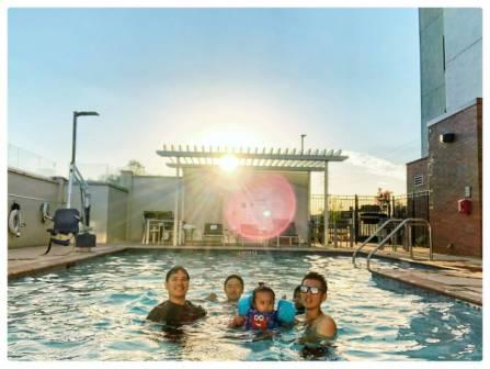 HomeFamily帶我們去Sacramento2天一夜旅遊，這是在Hotel的游泳池合照-gogoenglish