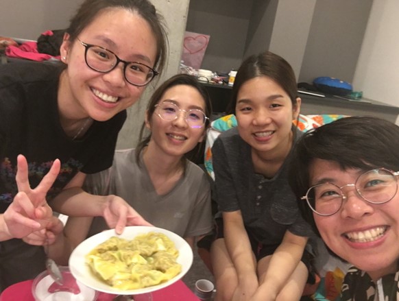 澳洲遊學-Browns布里斯-和同學照相