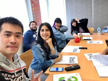在ILSC課堂上與同學合照