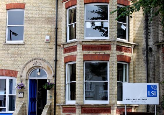 Language Studies International Cambridge 主題課程