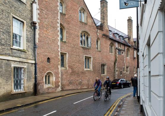 Language Studies International Cambridge 主題課程